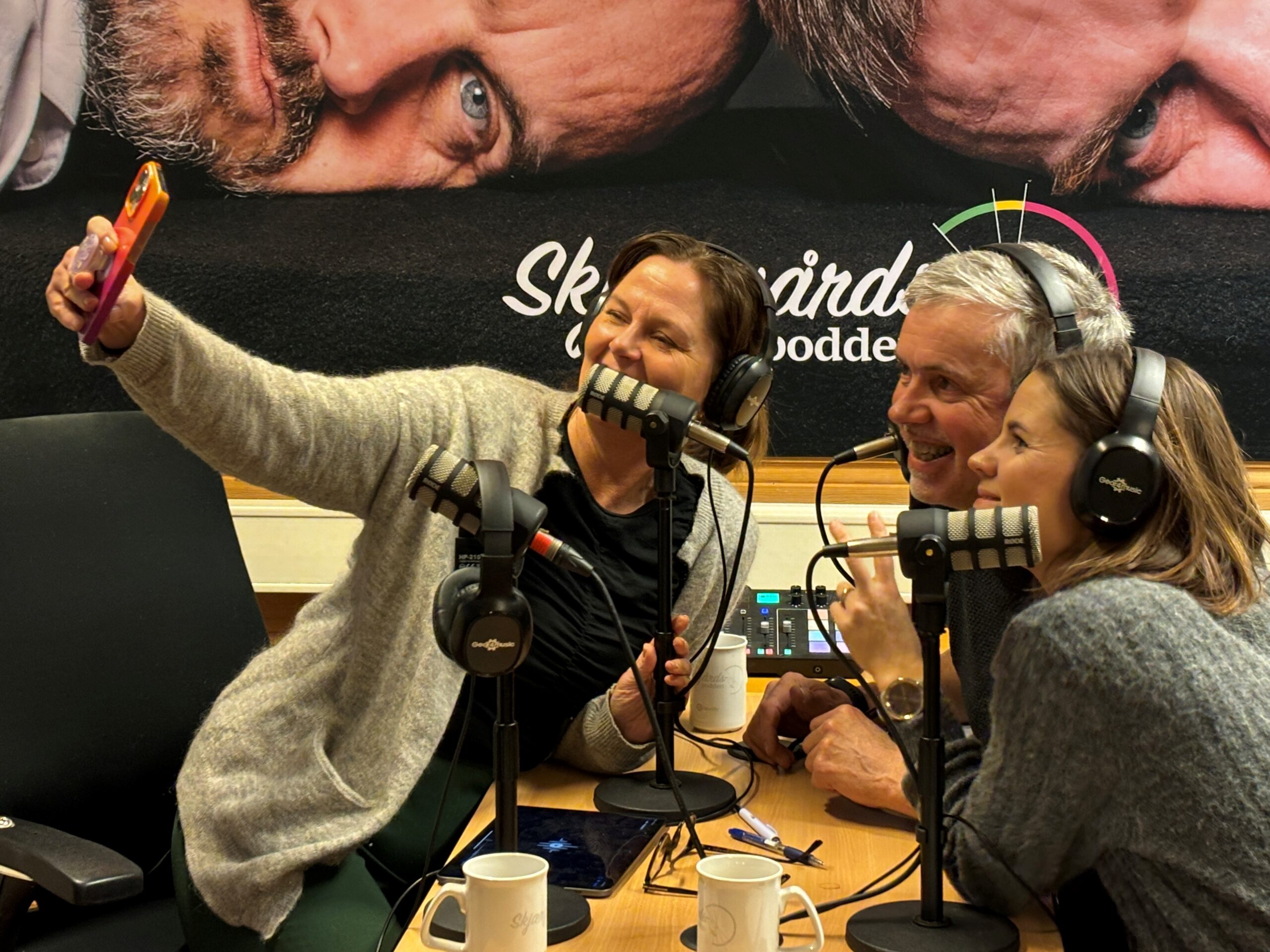 Med Angelika Handeland, leder for salg, marked og organisasjonsutvikling, Hanne Grønsund, markedssjef og Svend Olsen, kredittcontroller er dette en podcast av bankens ansatte. 